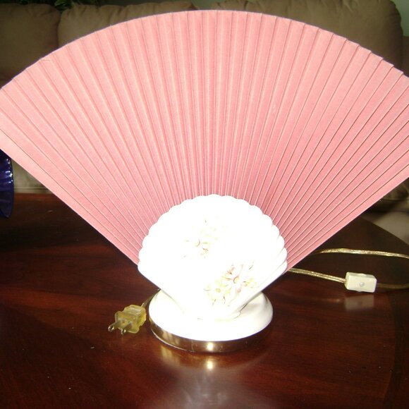 Vintage Hollywood Regency Glam Pink Accordion Fan Shell Table 15” MCM Lamp Gold - Picture 2 of 9